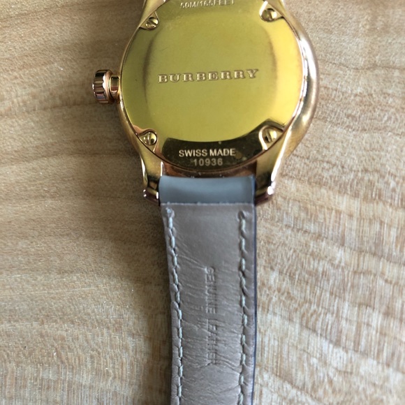 Elegant Burberry Watch - Picture 3 of 4